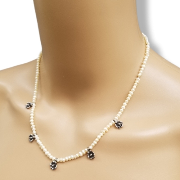 ANNE KLEIN VINTAGE DAINTY GLASS SEED PEARL & SILVERTONE FLOWER NECKLACE - Picture 2 of 7